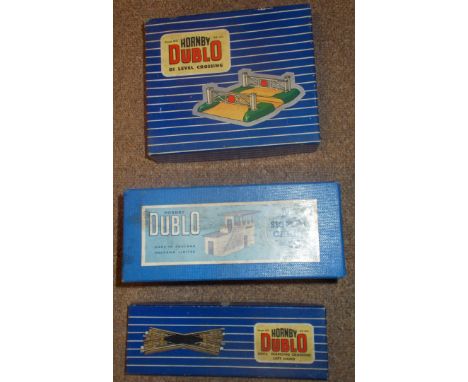 COLLECTION OF HORNBY '00' GUAGE MODEL TRAINS AND ACCESORIES including locomotives, props, tracks, controllers, many in origin