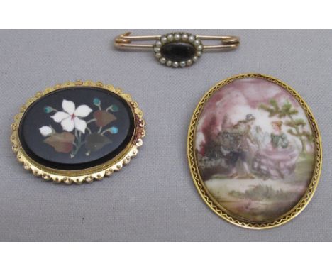 15ct GOLD PIETRA DURA BROOCH, LENGTH 4cm (11.4g GROSS), 9ct GOLD PAINTED CERAMIC OVAL BROOCH, LENGTH 4.5cm (10g GROSS) AND A 