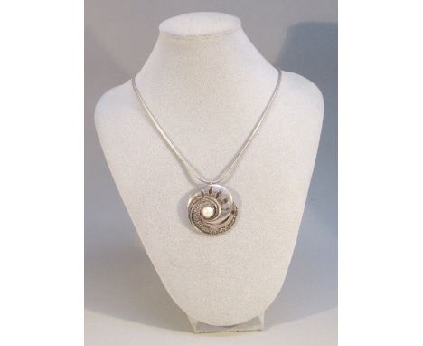 A SILVER YIN YANG STYLE PENDANT SET PEARL ON AN ITALIAN SILVER SNAKE CHAIN NECKLACE, LENGTH 50cm (27.9g GROSS) [2]