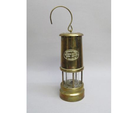 BRASS COALMINER'S LAMP WITH AN APPLIED EMBOSSED BRASS OVAL PLAQUE FOR 'FERNDALE COAL & MINING CO' (H: 22cm)