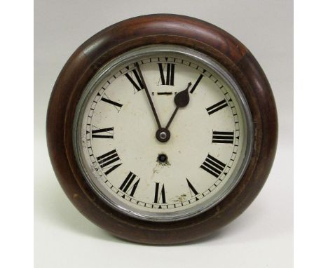EDWARDIAN WALL TIMEPIECE WITH A CIRCULAR WHITE DIAL IN AN OAK CASE (D: 28cm) AND CLOCKMAKER'S TOOLS (A LOT)