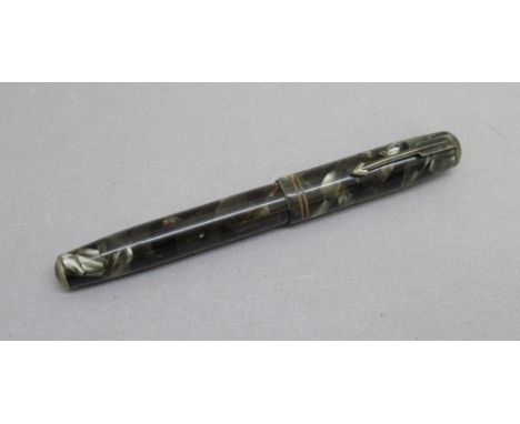 VINTAGE PARKER VACUMATIC FOUNTAIN PEN WITH PEARLISED FINISH AND 14k GOLD NIB