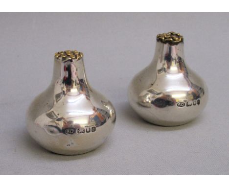 STUART DEVLIN SILVER GILT CRUET SET COMPRISING SALT AND PEPPER POTS WITH GILT DECORATION TO THE TOPS AND LOCKING BASES, LONDO