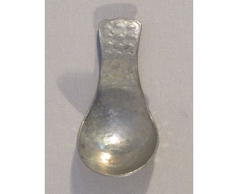A METAL ARTS & CRAFTS HAMMERED CADDY SPOON,STAMPED ON BACK 'GWG' (L:7.2cm)
