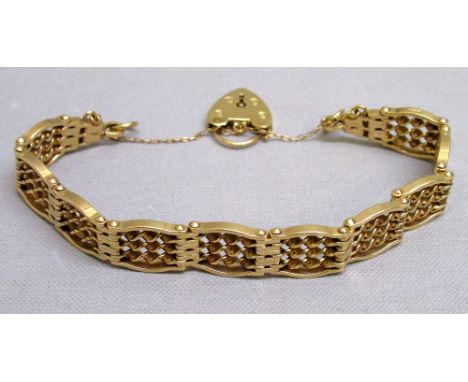 9ct GOLD GATE BRACELET WITH PADLOCK CLASP (24.6g)