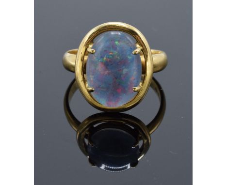 18ct gold ring set with a large opal stone. UK size Q/R. Total weight 5.8 grams. 