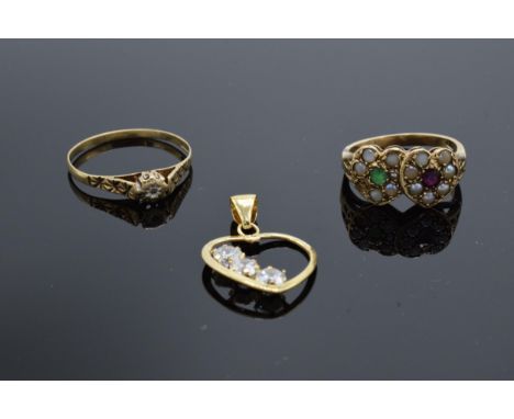 A collection of 9ct gold jewellery to include a 9ct gold and diamond chip ring (size T), a 9ct gold loving hearts ring set wi