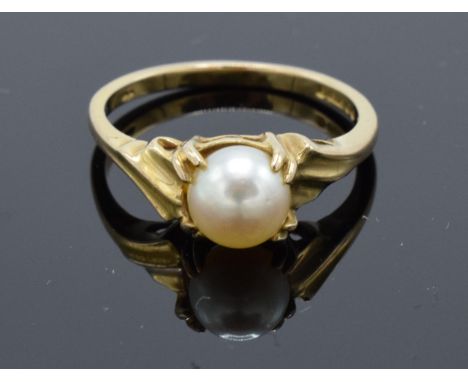 9ct gold ring set with a cultured pearl. 2.7 grams. UK size O. 