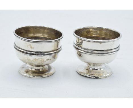 A pair of silver egg cups / table salts hallmarked for Chester 1902 (2). 54.8 grams. In good condition. 