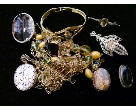 Assorted jewellery to include; yellow metal and enamel locket with filed curb link necklace, wire work bangle and panel brace