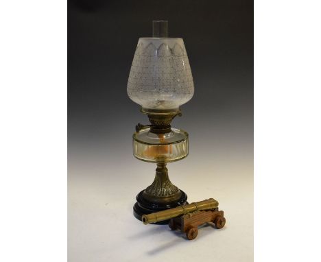 Late 19th/early 20th Century oil lamp having facet cut clear glass reservoir on black ceramic base and etched fleur de lys sh