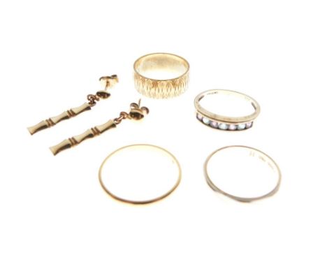 Small selection of jewellery comprising; 22ct gold wedding band, size N, 18ct gold wedding band with textured finish, size K,