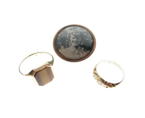 Gentleman's yellow metal signet ring set tigers eye panel, marks indistinct, together with an 18ct gold dress ring (at fault)