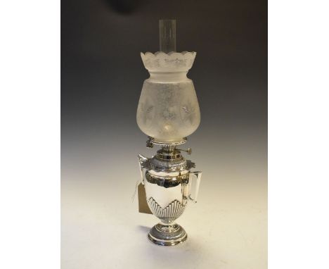 Silver plated urn shaped oil lamp having good quality etched glass shade, 51cm overall height  