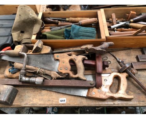 A COLLECTION OF GOOD VINTAGE WOODWORKING CHISELS AND OTHER TOOLS 