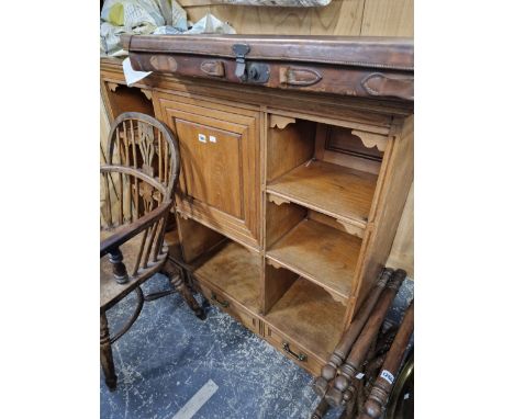 A LATE VICTORIAN WALNUT SHELF UNIT. 107 x 118 x 32 cm