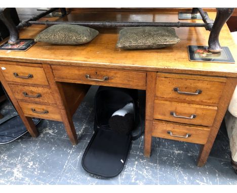 AN OAK PEDESTAL WRITING DESK. H 78 W 137 D 84 cm