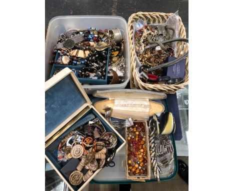 A LARGE COLLECTION OF ASSORTED COSTUME JEWELLERY TO INCLUDE BEADED NECKLACES, RINGS, BROOCHES, WATCHES, SWATCH WATCH, SKAGEN 