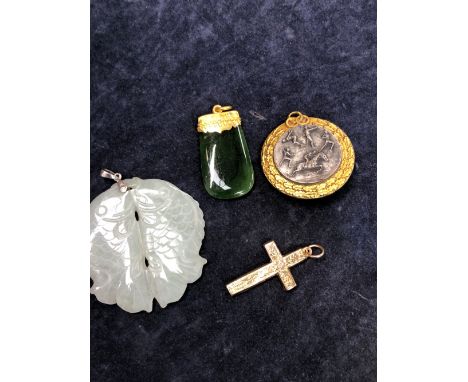 A 9ct GOLD CROSS, AN EASTERN HARDSTONE FISH PENDANT, A JADE PENDANT WITH A 18ct GOLD MOUNT, AND A FONTAINEBLEAY 1968 MEDALLIO