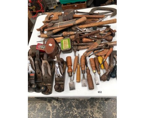 A QUANTITY OF WOODWORKING TOOLS INCLUDING STANLEY, AND RECORD PLANES 