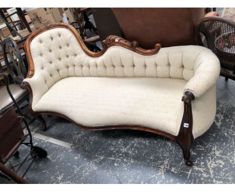 A VICTORIAN STYLE BUTTON BACK CHAISE LOUNGE.