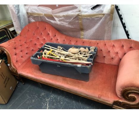 A LARGE VICTORIAN SHOW FRAME BUTTON BACK CHAISE LOUNGE. 90 x 218 x76 cm