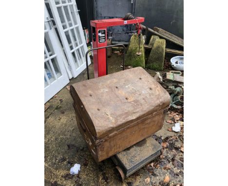 AN AVERY SACK SCALE, A TIN TRUNK AND CONTENTS. 