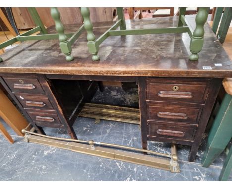 A VINTAGE OAK WRITING DESK. 81 x 137 x 84 cm
