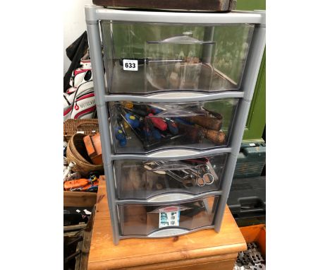 A PINE THREE DRAWER CHEST CONTAINING TOOLS AND A FURTHER PLASTIC FOUR DRAWER CHEST.