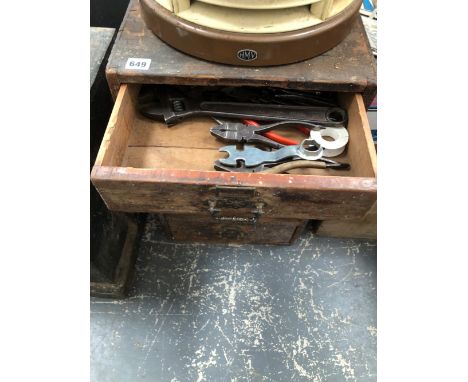 AN ANTIQUE FIVE DRAWER CHEST CONTAINING VARIOUS TOOLS 