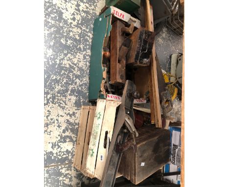 A QUANTITY OF TOOLS AND FIXINGS INCLUDING A BAILEY NUMBER SEVEN PLANE, A NUMBER FIVE AND RECORD NO FOUR AND HALF 
