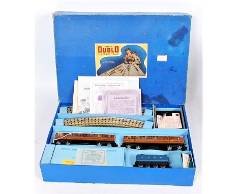 A Hornby Dublo post-war EDP1 'Sir Nigel Gresley', train set containing 'Sir Nigel' and tender LNER blue, 2 teak coaches, trac