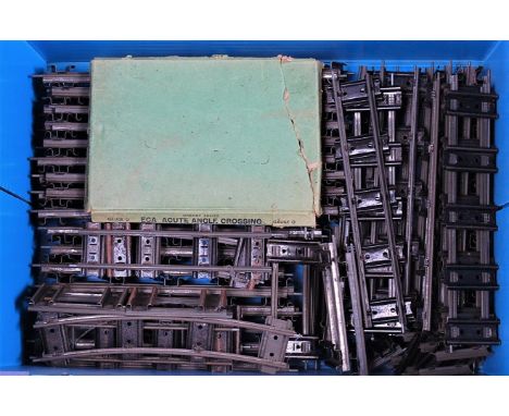 A plastic tray of Hornby prewar accessories including 1925-7 c/w viaduct with 2 ramps (G), 1938-41 No. E1 level crossing with