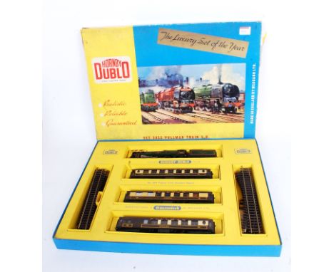 A Hornby Dublo 2035 Pullman Train SR (two rail) containing Barnstaple engine and tender and 3 Pullman cars and track oval, co