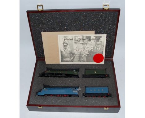 Bachmann Presentation OO Gauge Set, comprising 4-6-2 LNER 4468 Mallard Locomotive in pre-war outline with straight valance an