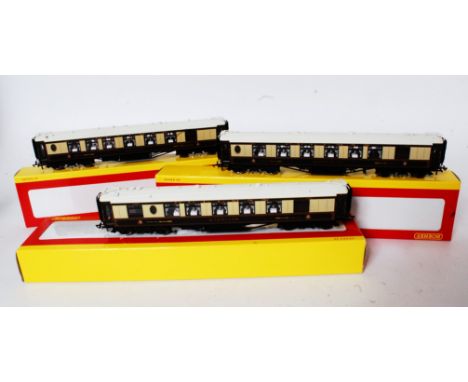 A Hornby R4196 'Golden Arrow' coach pack containing lighted Pullman Cars 'Adrian', 'Onyx', 'Zerobia' (M-BM)