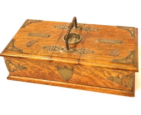 Vintage oak cigar and cigarette box, 30 x 15 cm. P&amp;P Group 2 (£18+VAT for the first lot and £3+VAT for subsequent lots) 