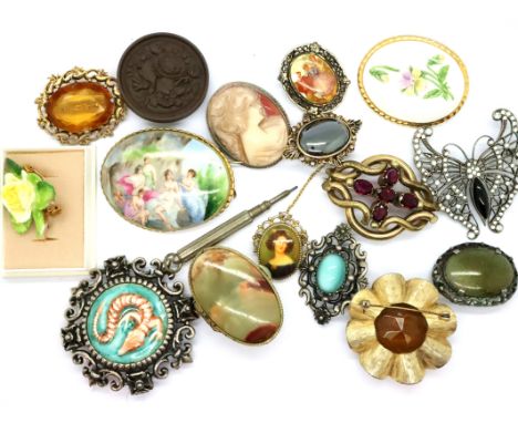 Mixed brooches including ceramic examples. P&amp;P Group 1 (£14+VAT for the first lot and £1+VAT for subsequent lots) 