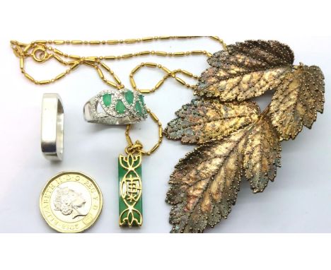 Mixed jewellery including silver ring and a jade pendant. P&amp;P Group 1 (£14+VAT for the first lot and £1+VAT for subsequen