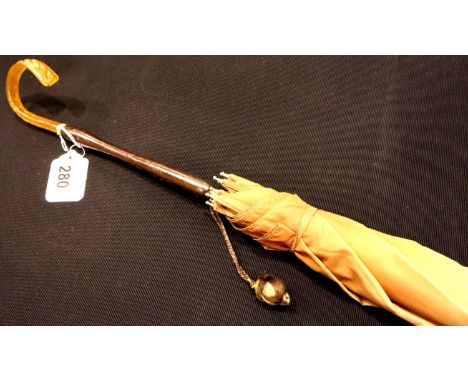 Amber handle umbrella, H: 85 cm. P&amp;P Group 2 (£18+VAT for the first lot and £3+VAT for subsequent lots) 