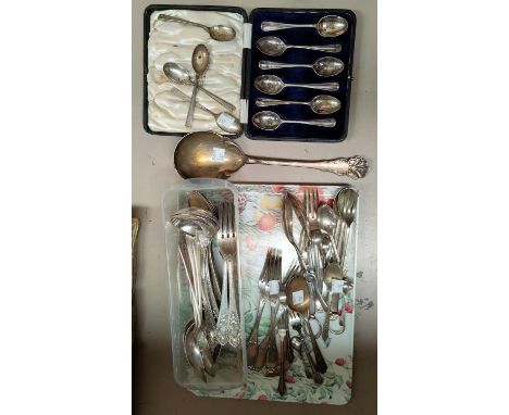 A hallmarked silver set of 6 rat tail teaspoons, cased, Sheffield 1916, 2.6 oz; a hallmarked silver set of 4 coffee spoons, 4