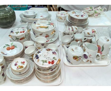 A large quantity of Evesham dinner and teaware by Royal Worcester 