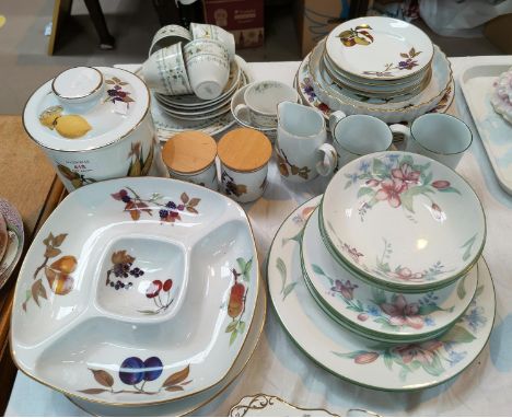 A selection of Evesham dinnerware by Royal Worcester, 19 pieces approx; 14 pieces of Royal Doulton "Carmel" dinnerware; 11 pi