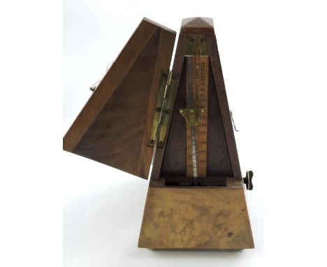 A walnut cased metronome by de Maelzel, London, H. 25cm.