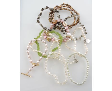 10 various pearl and hardstone bracelets.
