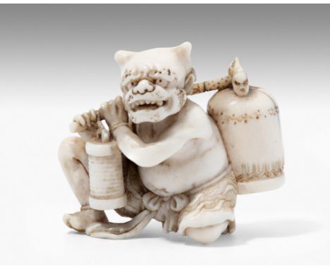 AUF DIESES LOS KANN NICHT GEBOTEN WERDEN:&nbsp;Netsuke von Hirotada Japan, 19.Jh. Elfenbein. Signiert. Ein Oni kniet auf dem 