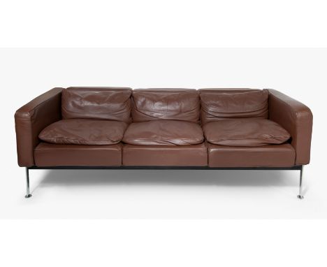 Robert Haussmann, Sofa "RH 302 Atlas"(1931 Zürich 2021)Entwurf 1954–56 für De Sede, Schweiz. 3er-Sofa. Verchromter Flachstahl