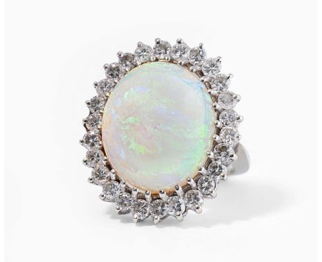 Opal-Brillant-Ring585 Weissgold. Entourage-Modell mit einem grossen Opal von ca. 17x15-9 mm, umgeben von 26 Brillanten von zu