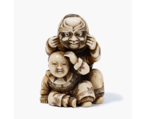 AUF DIESES LOS KANN NICHT GEBOTEN WERDEN:&nbsp;Netsuke Japan. Elfenbein. Zwei spielende Karako mit Maske. H 4,5 cm.