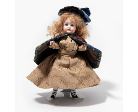 Gebrüder Kühnlenz, Mignonette "44"Um 1900. Ganz aus Biscuit-Porzellan. Kurbelkopf mit festen Augen und offenem Mund. Halsmark